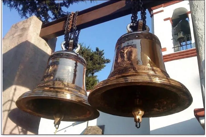 imagen de un par de campanas de iglesias colocadas